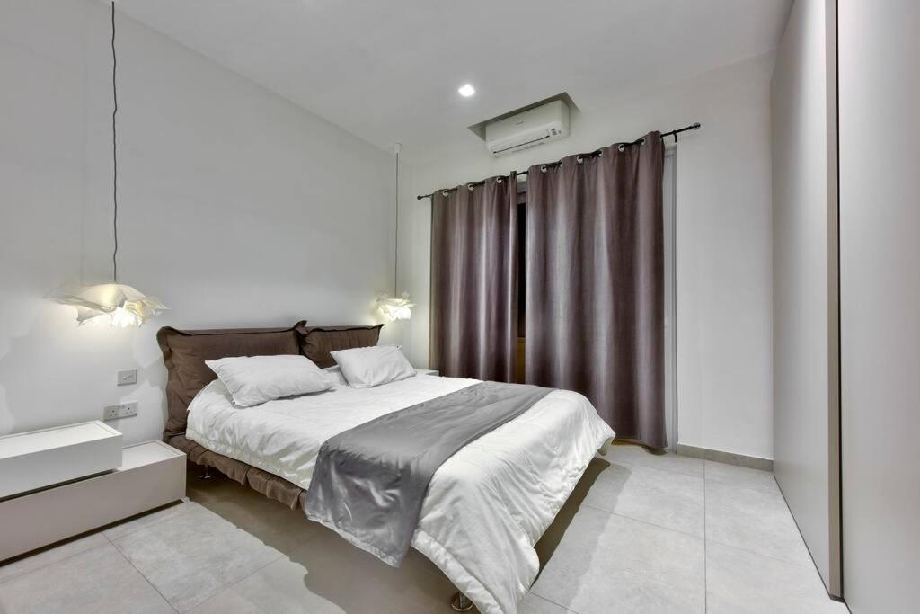 Modern 3 Bed & 2 Bth Apt Sliema Bagian luar foto